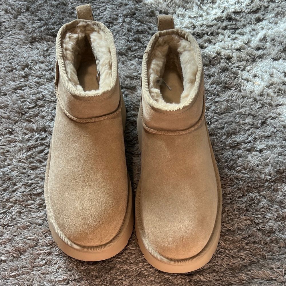 NWOT Ugg plush platform boots size‎ 8